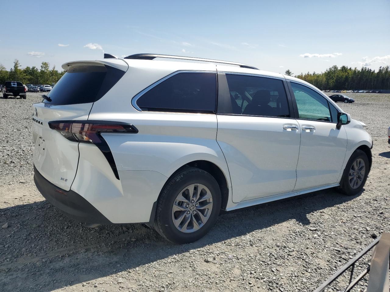 2025 Toyota Sienna VIN 5TDGRKEC1SS243660 COPART salvage auction — Front End, Salvage Title, sold $32,250 on 2025-11-27 (photo 3)