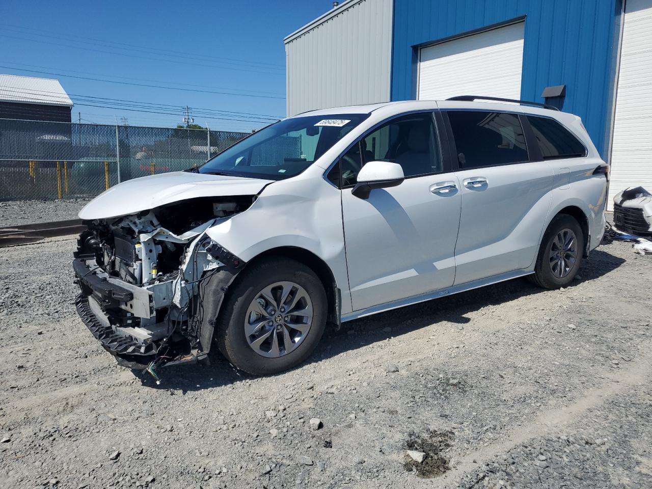 2025 Toyota Sienna VIN 5TDGRKEC1SS243660 COPART salvage auction — Front End, Salvage Title, sold $32,250 on 2025-11-27 (photo 1)