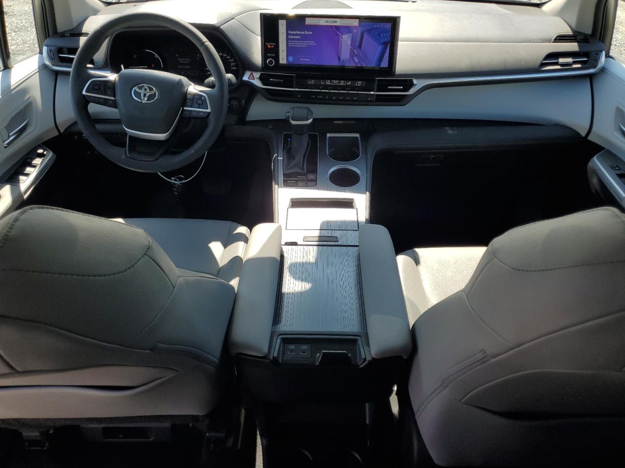 2025 Toyota Sienna VIN 5TDGRKEC1SS243660 COPART salvage auction — Front End, Salvage Title, sold $32,250 on 2025-11-27 (photo 8)