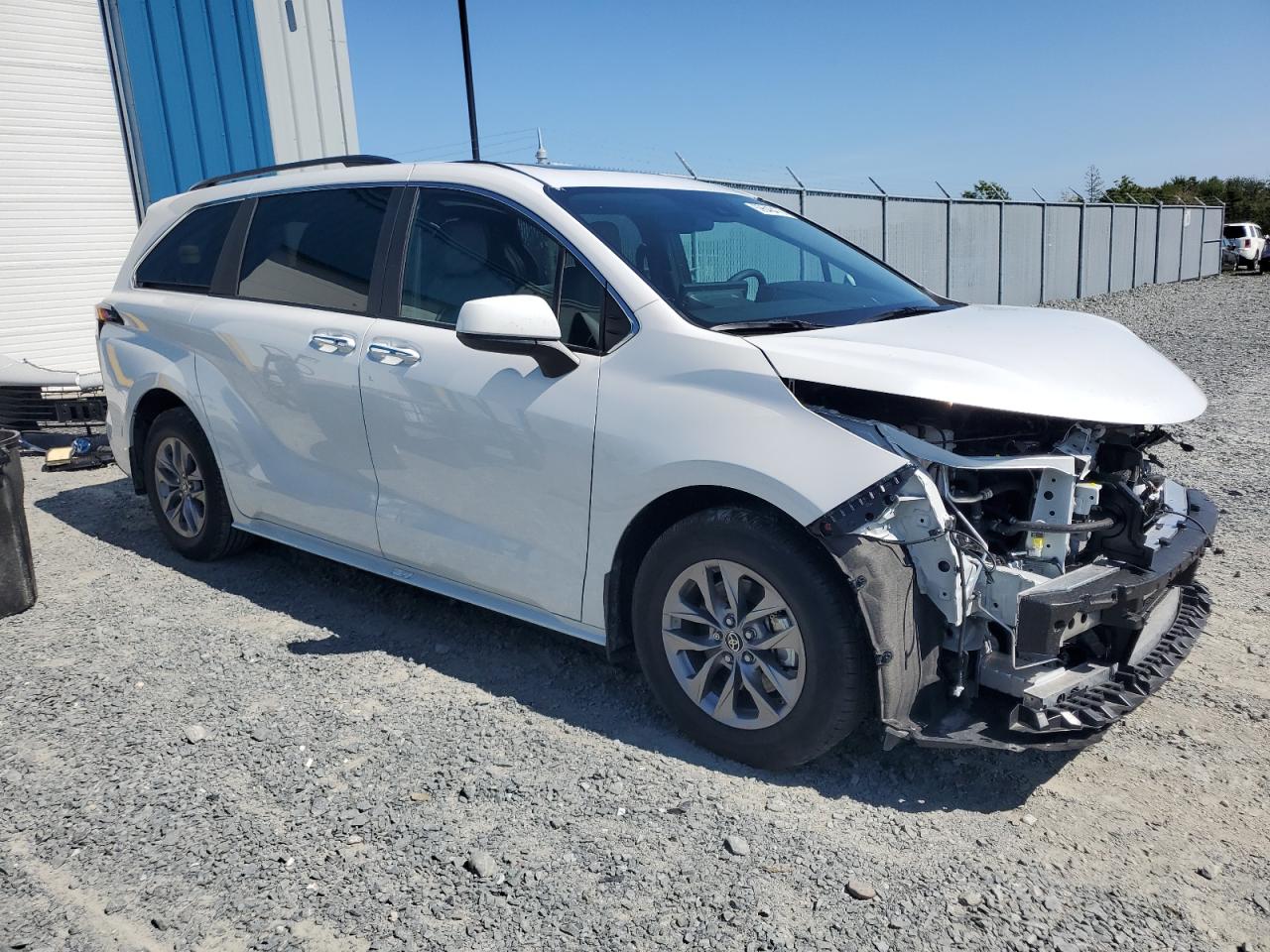 2025 Toyota Sienna VIN 5TDGRKEC1SS243660 COPART salvage auction — Front End, Salvage Title, sold $32,250 on 2025-11-27 (photo 4)