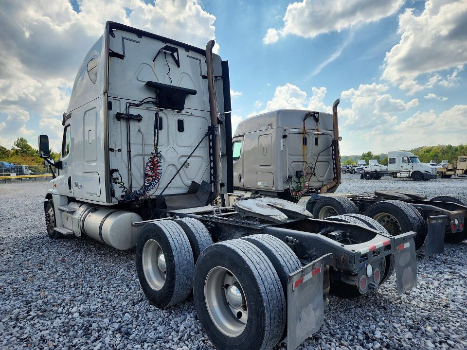 2017 Freightliner Cascadia 125 VIN 3AKJGLDR8HSJA6709 COPART salvage auction — MINOR DENT/SCRATCHES, TN - CERTIFICATE OF TITLE, sold $7,900 on 2026-10-20 (photo 2)