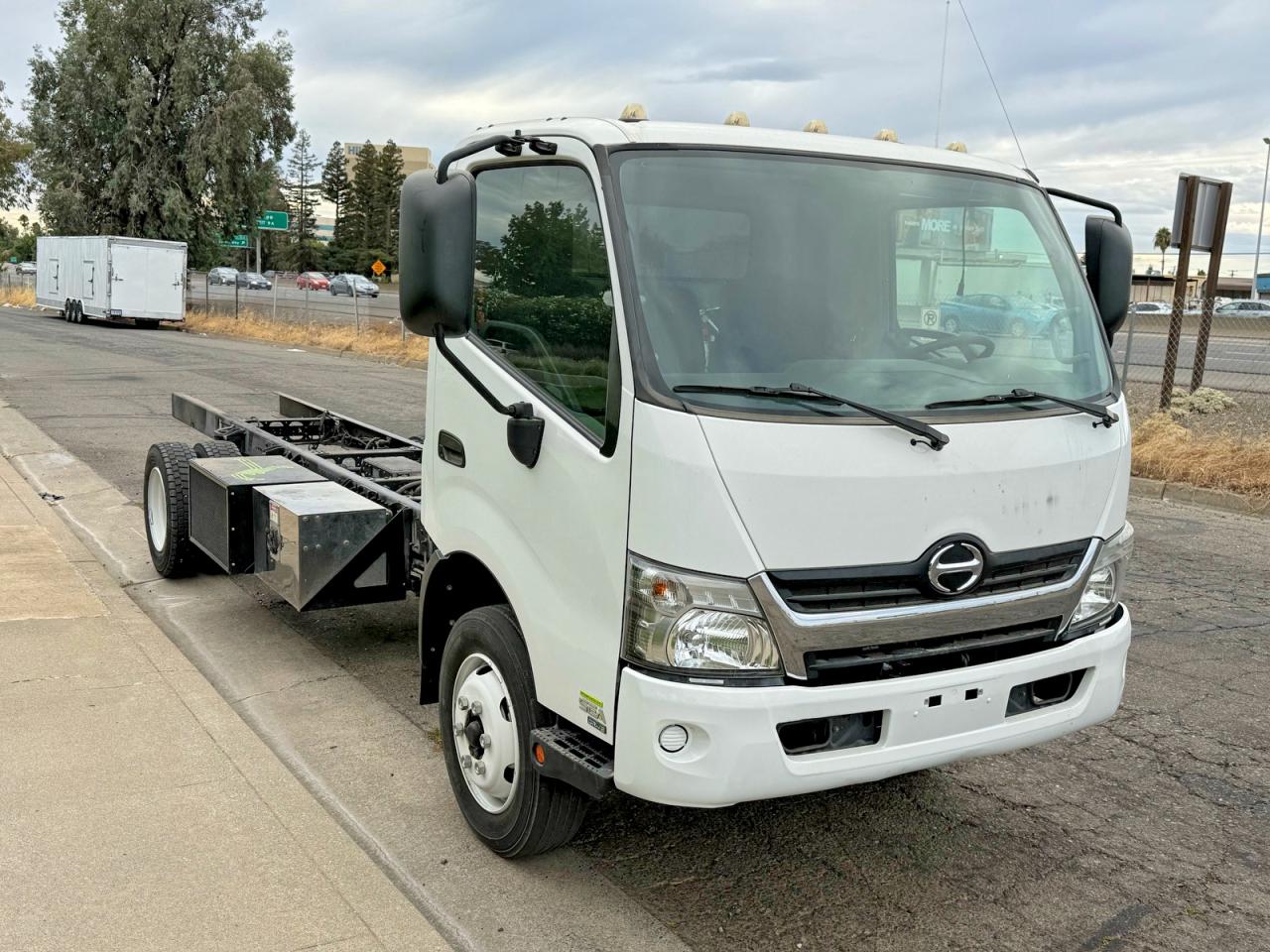 2020 Hino 195 VIN JHHSDM2H0LK012775 — COPART salvage auction photo