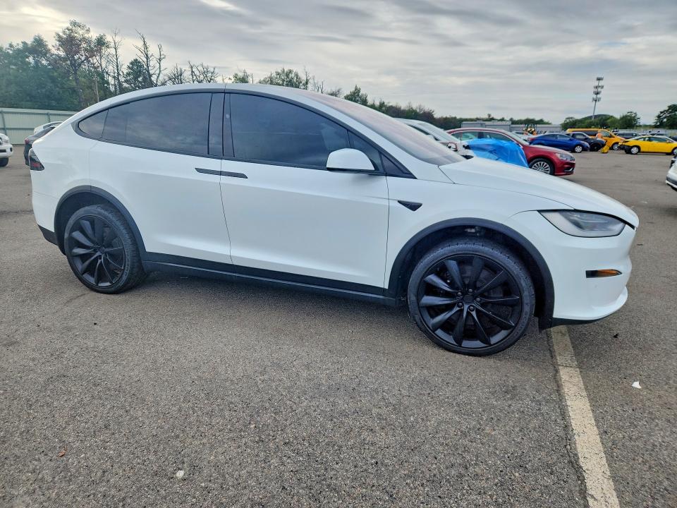 2023 Tesla Model x VIN 7SAXCDE55PF371154 COPART salvage auction — MINOR DENT/SCRATCHES, SD - CERT OF TITLE-SALVAGE, sold $10,700 on 2026-10-01 (photo 4)