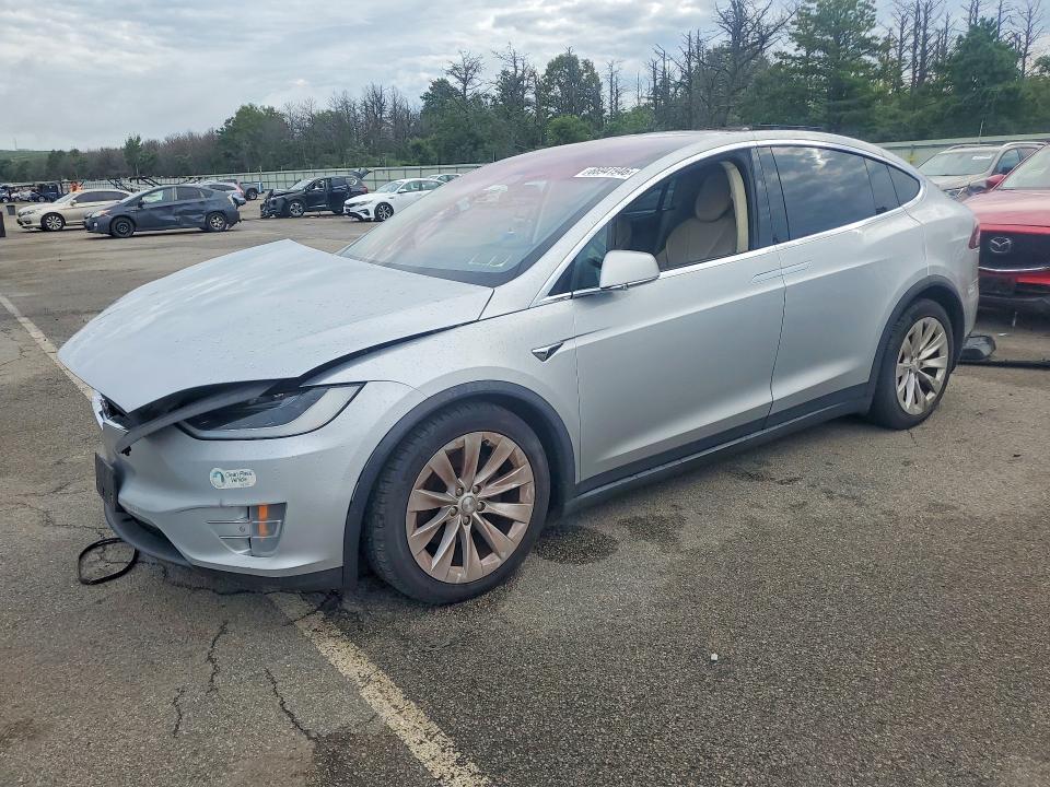 2017 Tesla Model x VIN 5YJXCDE25HF035640 — COPART salvage auction photo