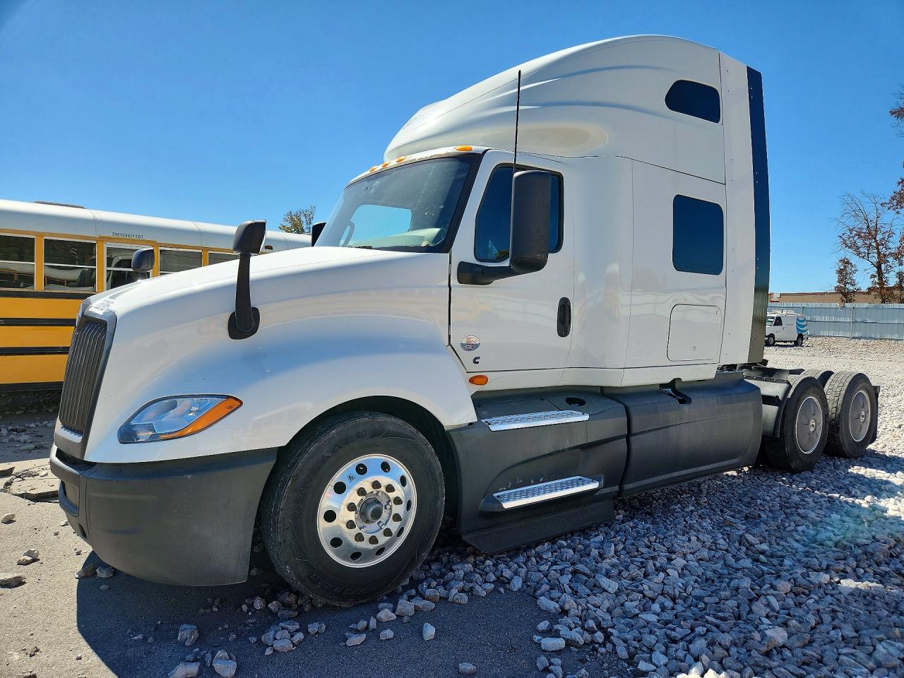 2022 International LT VIN 3HSDZAPR8NN558377 — COPART salvage auction photo
