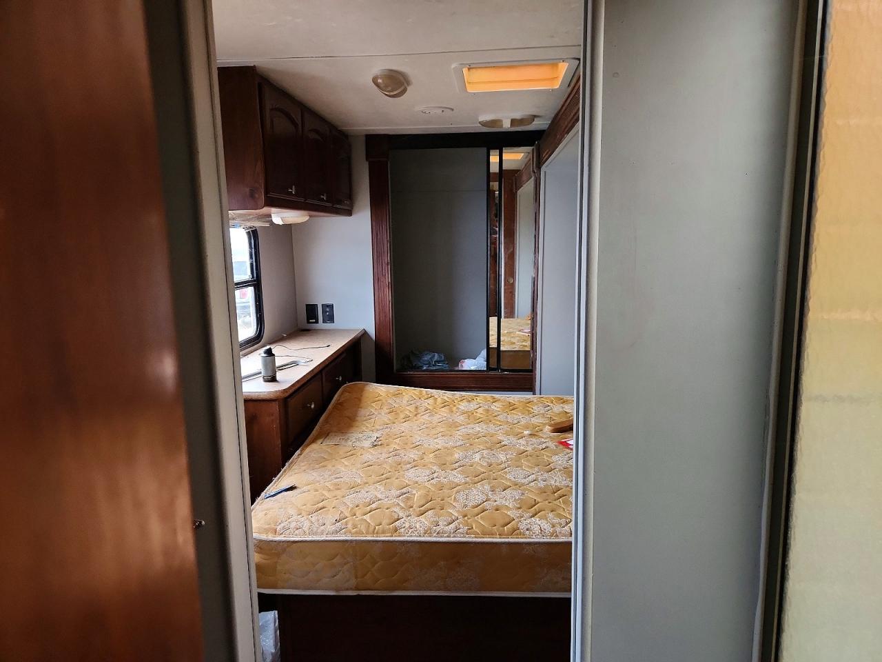 2012 Rockwood Trailers VIN 4X4TRLG25C1843700 COPART salvage auction — Minor Dent/Scratches, Dv - Clean Title, sold $3,750 on 2026-09-22 (photo 5)