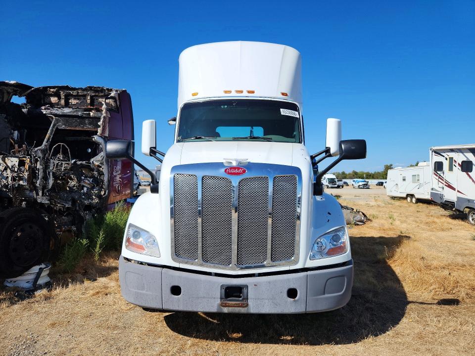 2016 Peterbilt 579 VIN 1XPBA48X5GD299422 COPART salvage auction — MECHANICAL, IN - DIS/DLR/EXP ONLY CLEAN TITLE, sold $6,200 on 2026-10-06 (photo 5)