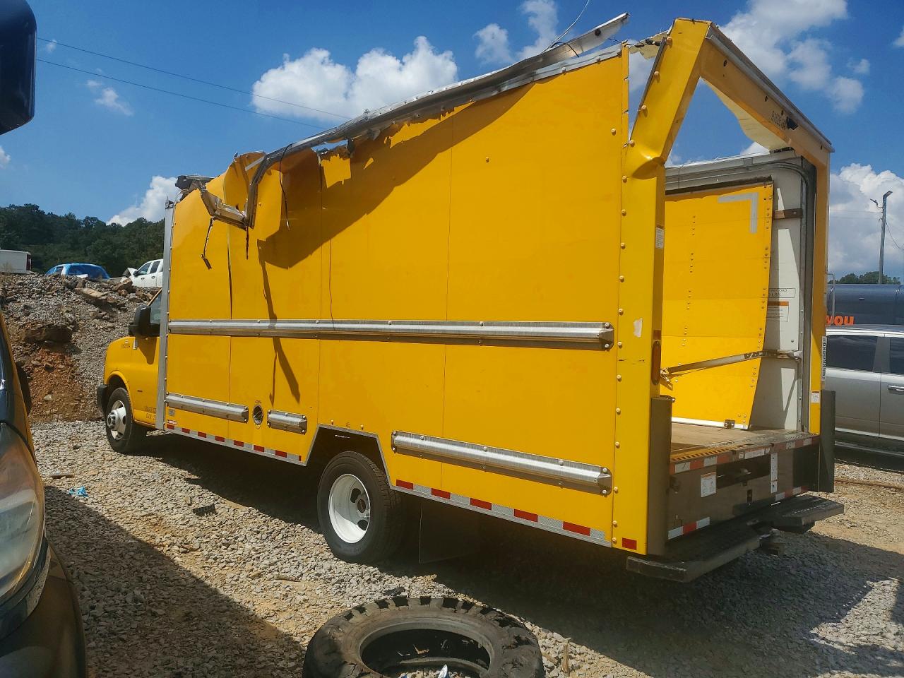 2022 Gmc Savana VIN 7GZ37TC70NN006817 COPART salvage auction — Top/Roof, AZ - CERT OF TITLE - SALVAGE, sold $5,000 on 2026-09-25 (photo 2)