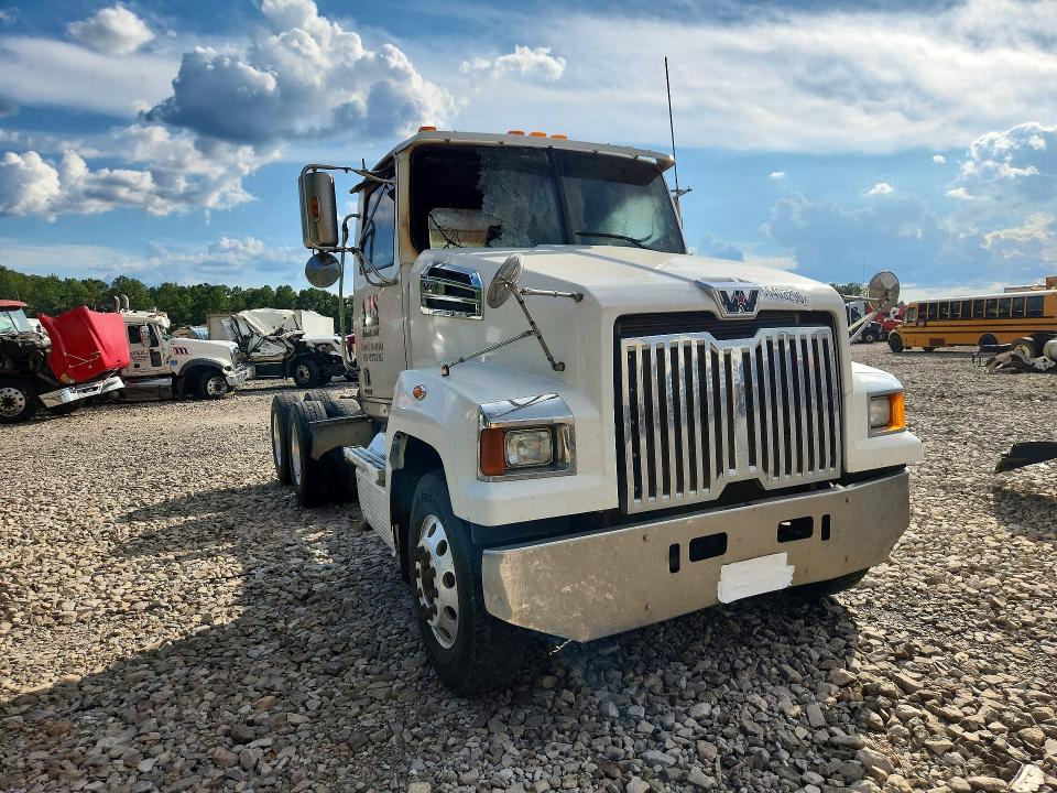 2014 Western star/auto car VIN 5KJJAVDV1EPFH9925 COPART salvage auction — Burn Interior, MS - CERT OF TITLE-SALVAGED, sold $1,650 on 2026-09-18 (photo 4)
