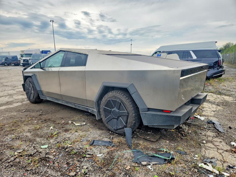 2024 Tesla Cybertruck VIN 7G2CEHED9RA026288 COPART salvage auction — FRONT END, Tx - Salvage Vehicle Title, sold $0 on 2026-09-30 (photo 2)