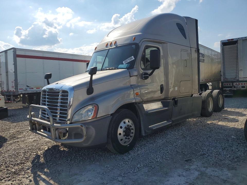 2017 Freightliner Cascadia 125 VIN 1FUJGLDR5HLHF1901 COPART salvage auction — Burn Engine, NE - CERT OF TITLE-SALVAGE, sold $2,900 on 2026-10-02 (photo 1)