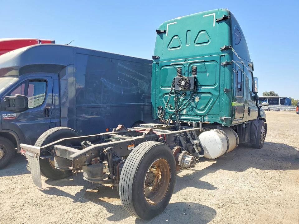 2015 Freightliner Cascadia VIN 3AKJGLDV1FSGL2245 COPART salvage auction — STRIPPED, TX - DIS/DLR/EXP ONLY CLEAN TITLE (P), sold $400 on 2026-09-25 (photo 3)