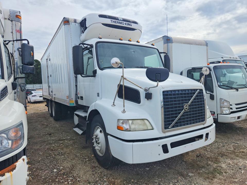 2014 Volvo VNM VIN 4V5MC9DF1EN171961 COPART salvage auction — NORMAL WEAR, NY - CERTIFICATE OF TITLE, sold $750 on 2026-09-15 (photo 4)