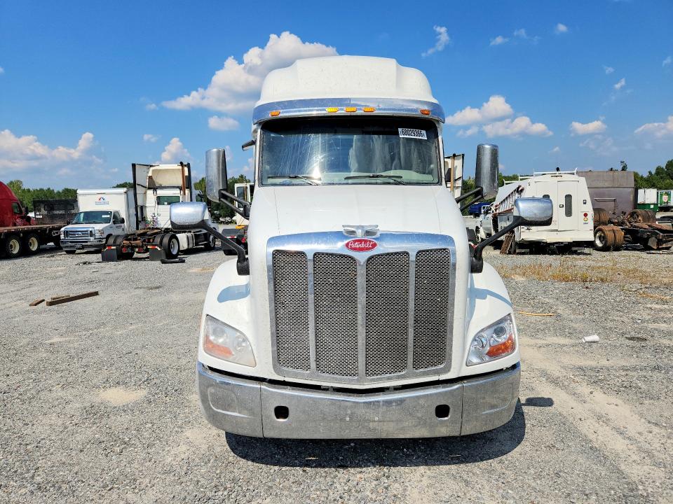 2021 Peterbilt 579 VIN 1XPBD49X1MD766188 COPART salvage auction — NORMAL WEAR, SC - DEALER ONLY SALVAGE TITLE, sold $15,600 on 2026-09-09 (photo 5)