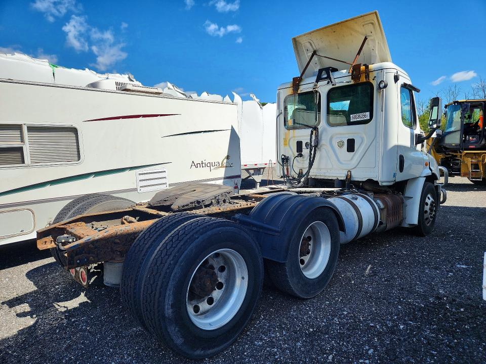2016 Freightliner Cascadia 113 VIN 1FUJGBDV7GLBW4500 COPART salvage auction — MINOR DENT/SCRATCHES, IN - CERTIFICATE OF TITLE, sold $5,700 on 2026-09-29 (photo 3)