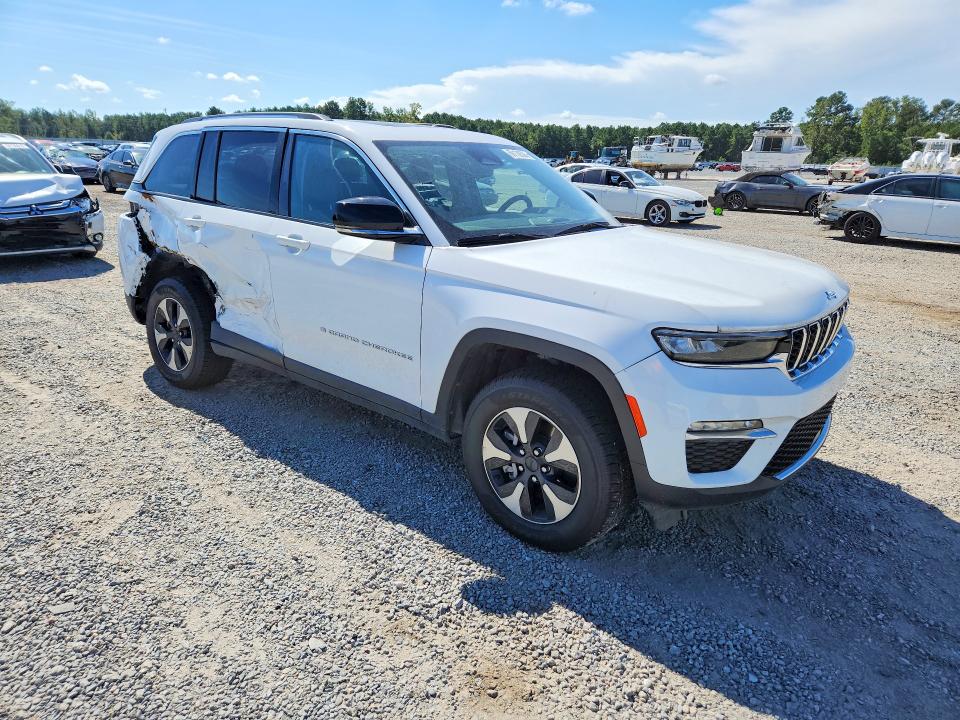 2024 Jeep Cherokee VIN 1C4RJYB6XRC710667 COPART salvage auction — SIDE, Al - Dealer Only Clean Title, sold $23,000 on 2026-09-21 (photo 4)