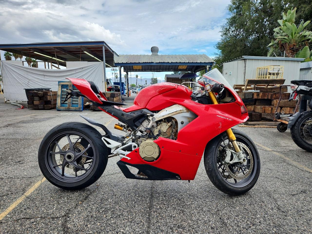 2018 ducati panigale VIN ZDMDAGNW0JB000434 — COPART salvage auction photo