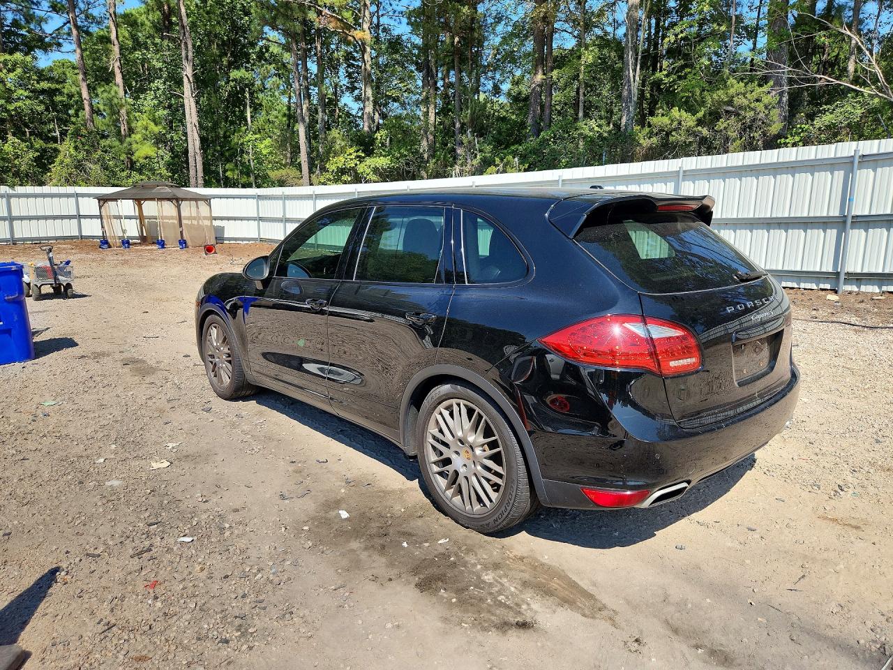 2014 Porsche Cayenne VIN WP1AB2A29ELA58638 COPART salvage auction — Minor Dent/Scratches, Cz - Clean Title, sold $2,950 on 2026-09-18 (photo 2)