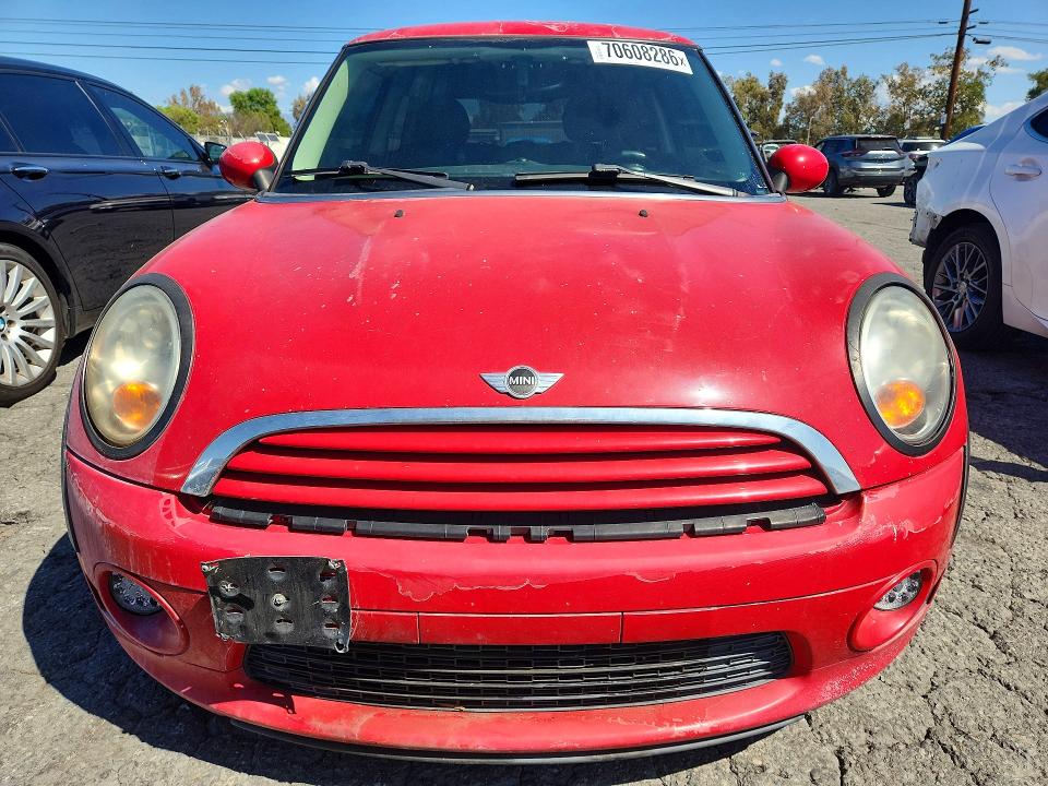 2011 Mini Cooper VIN WMWSU3C53BT091186 COPART salvage auction — MINOR DENT/SCRATCHES, CA - DIS/DLR/EXP ONLY CLEAN TITLE, sold $325 on 2026-10-09 (photo 5)