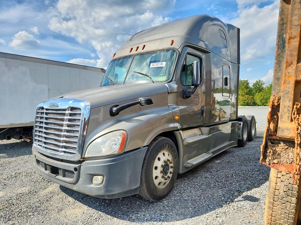 2018 Freightliner Cascadia VIN 3ALXGF007JDJS7600 — COPART salvage auction photo
