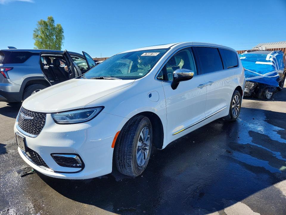 2023 Chrysler Pacifica VIN 2C4RC1S72PR626826 — COPART salvage auction photo