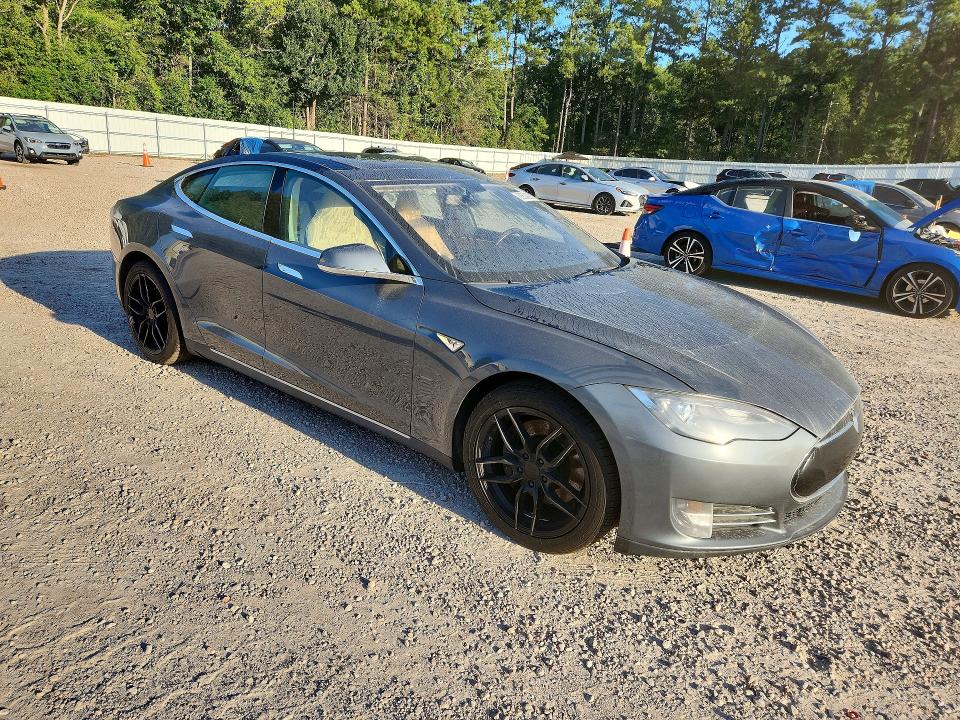 2013 Tesla Model S VIN 5YJSA1BG7DFP03771 COPART salvage auction — MINOR DENT/SCRATCHES, Fl - Dealer Only Clean Title (P), sold $2,850 on 2026-10-07 (photo 4)
