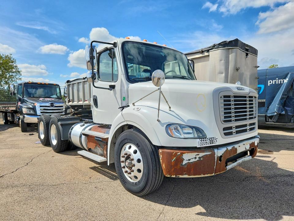 2016 Freightliner M2 VIN 1FUJC5DV9GHGY4861 COPART salvage auction — MINOR DENT/SCRATCHES, NY - CERTIFICATE OF TITLE, sold $13,000 on 2026-09-18 (photo 4)