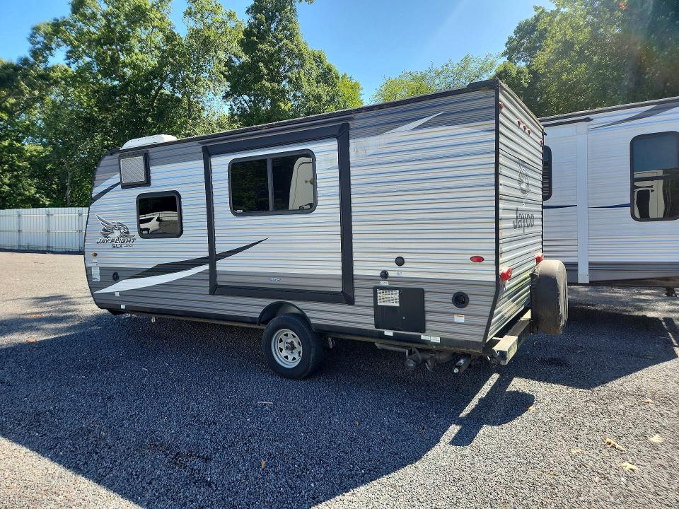 2020 Jayco jay Trailers VIN 1UJBJ0AJ7L17E0250 COPART salvage auction — NORMAL WEAR, MA - CERTIFICATE OF TITLE, sold $1,450 on 2026-10-13 (photo 2)