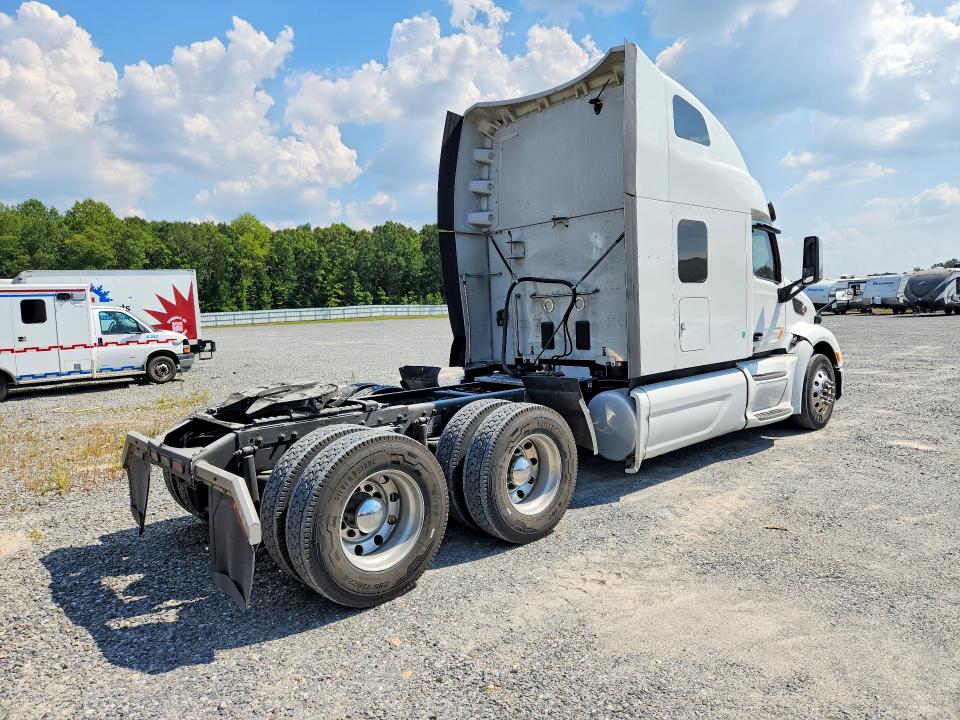 2021 Peterbilt 579 VIN 1XPBD49X1MD766188 COPART salvage auction — NORMAL WEAR, SC - DEALER ONLY SALVAGE TITLE, sold $15,600 on 2026-09-09 (photo 3)
