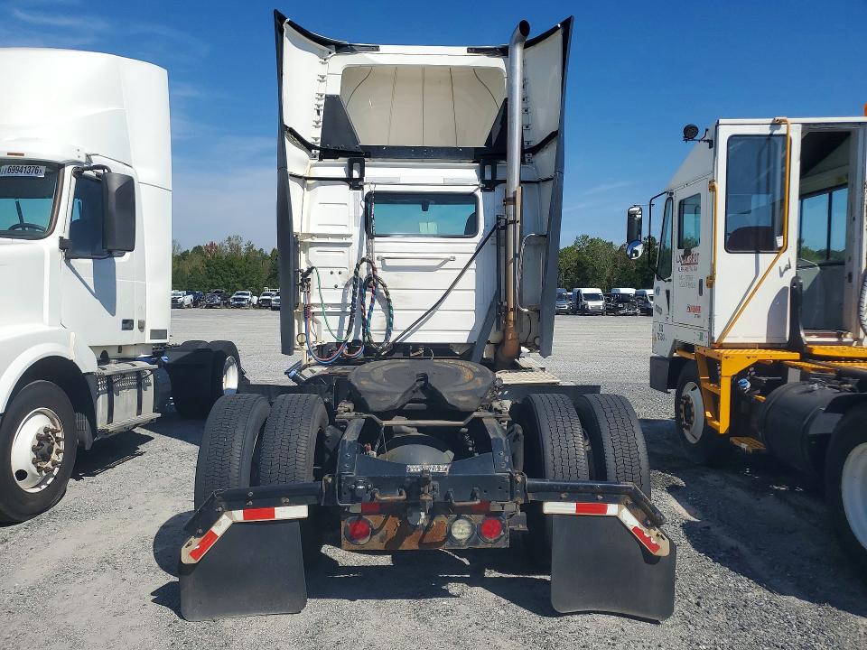 2018 Volvo VNL VIN 4V4N39TG0JN892432 COPART salvage auction — NORMAL WEAR, IN - DEALER ONLY CLEAN TITLE, sold $6,000 on 2026-10-06 (photo 6)