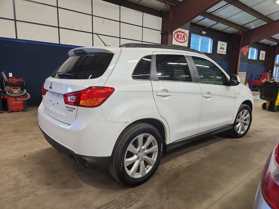 2015 Mitsubishi Outlander VIN 4A4AP4AU4FE047772 COPART salvage auction — MINOR DENT/SCRATCHES, Vt - Certificate Of Title, sold $1,900 on 2026-10-07 (photo 3)