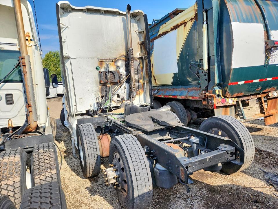 2016 Kenworth T680 VIN 1XKYDP9X3GJ481645 COPART salvage auction — BURN, IL - SALVAGE CERTIFICATE, sold $2,050 on 2026-09-08 (photo 2)