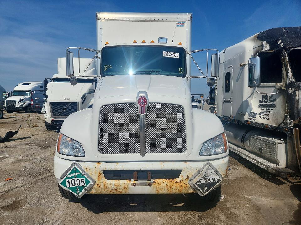 2020 Kenworth T300 VIN 2NKHHM6X2LM401837 COPART salvage auction — MINOR DENT/SCRATCHES, VA - CERTIFICATE OF TITLE, sold $3,150 on 2026-09-08 (photo 5)
