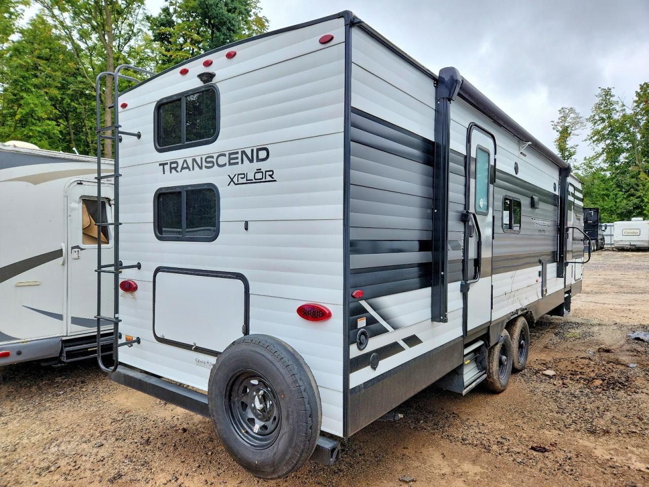 2023 VIN 573TT3322P8827375 COPART salvage auction — Side, Ic - Salvage Title, sold $6,100 on 2026-09-24 (photo 4)