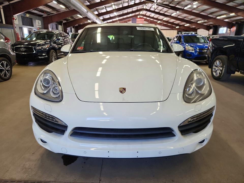 2012 Porsche Cayenne VIN WP1AB2A23CLA44859 COPART salvage auction — MINOR DENT/SCRATCHES, Salvage Title, sold $2,900 on 2026-10-06 (photo 5)