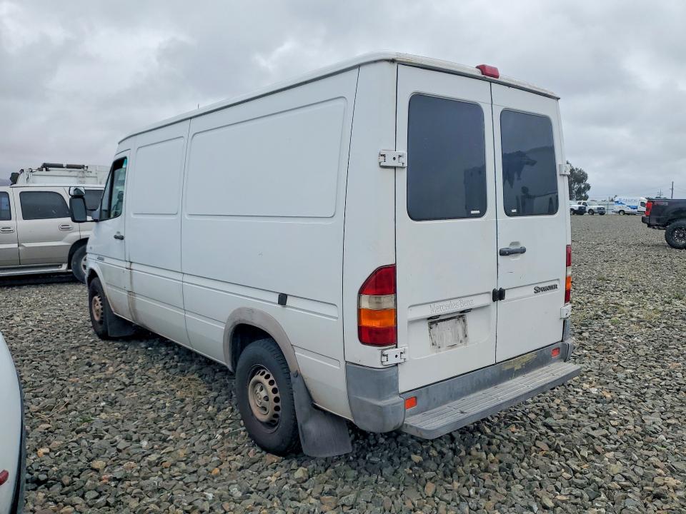 2005 Sprinter Medium duty/box trucks VIN WD2PD644455748388 COPART salvage auction — FRONT END, CA - DIS/DLR/EXP ONLY CLEAN TITLE, sold $450 on 2026-09-08 (photo 2)