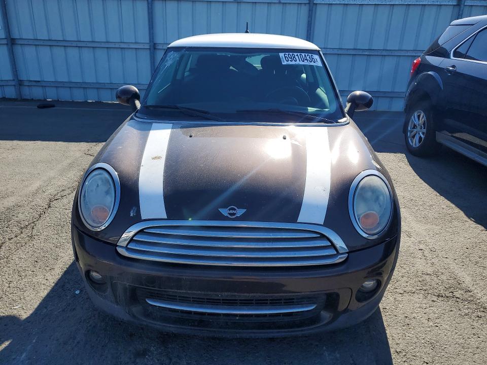2011 Mini Cooper VIN WMWSU3C5XBT092562 COPART salvage auction — MINOR DENT/SCRATCHES, CA - DIS/DLR/EXP ONLY CLEAN TITLE, sold $1,200 on 2026-10-02 (photo 5)