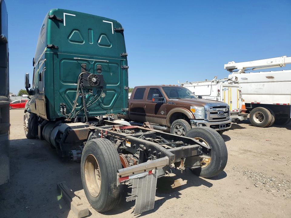 2015 Freightliner Cascadia VIN 3AKJGLDV1FSGL2245 COPART salvage auction — STRIPPED, TX - DIS/DLR/EXP ONLY CLEAN TITLE (P), sold $400 on 2026-09-25 (photo 2)