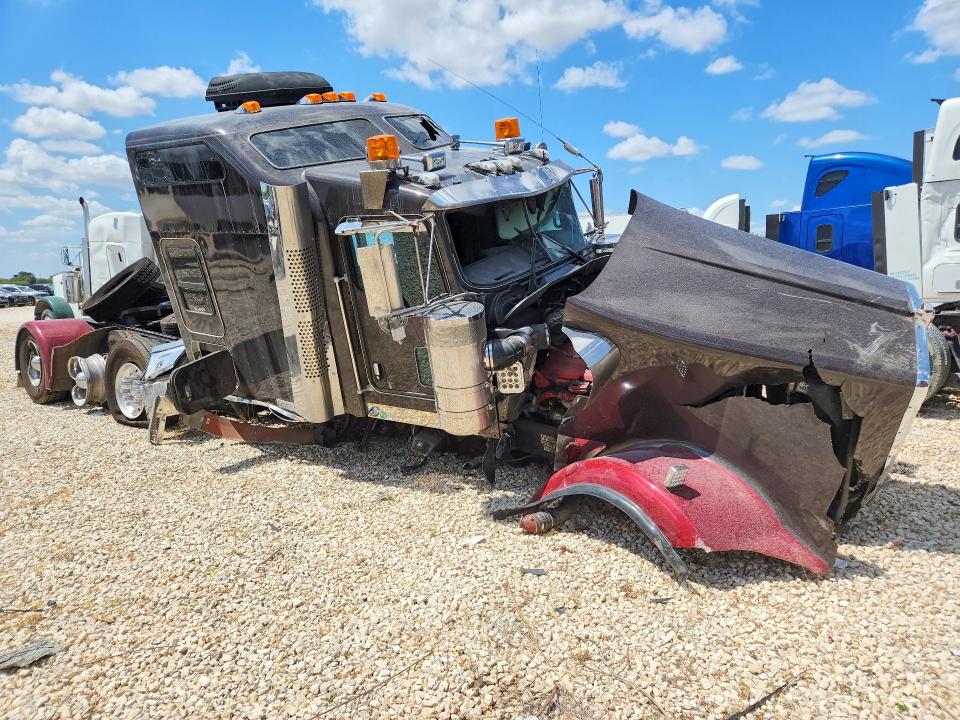2020 Kenworth W900 VIN 1XKWP4EX2LR399582 COPART salvage auction — ROLLOVER, OK - CERTIFICATE OF TITLE (P), sold $9,000 on 2026-09-25 (photo 4)