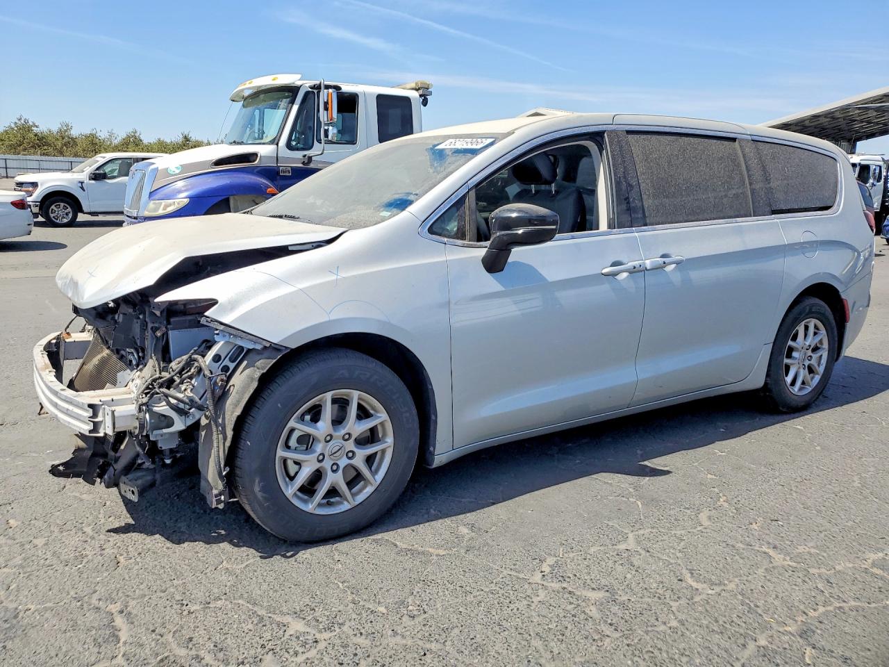 2024 Chrysler Pacifica VIN 2C4RC1BG3RR132977 — COPART salvage auction photo