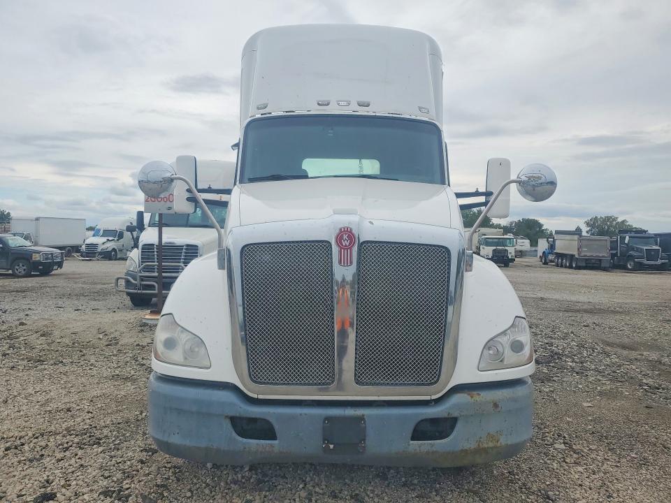2015 Kenworth T680 VIN 1XKYA48X7FJ403375 COPART salvage auction — NORMAL WEAR, IN - CERTIFICATE OF TITLE, sold $6,500 on 2026-10-06 (photo 5)