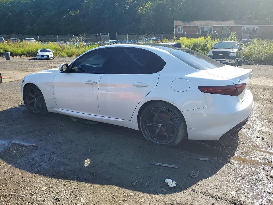2017 Alfa romeo Giulia VIN ZARFAECN0H7553557 COPART salvage auction — MINOR DENT/SCRATCHES, Md - Certificate Of Title, sold $0 on 2026-09-29 (photo 2)