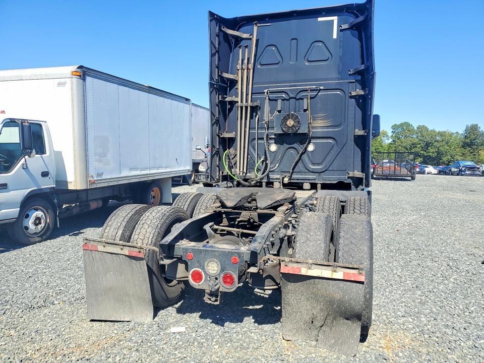 2020 Freightliner Cascadia 126 VIN 3AKJHHDR5LSLL2889 COPART salvage auction — DAMAGE HISTORY, NC - DLR ONLY-CLEAN/OVER 25% DAMAGE, sold $400 on 2026-10-06 (photo 6)
