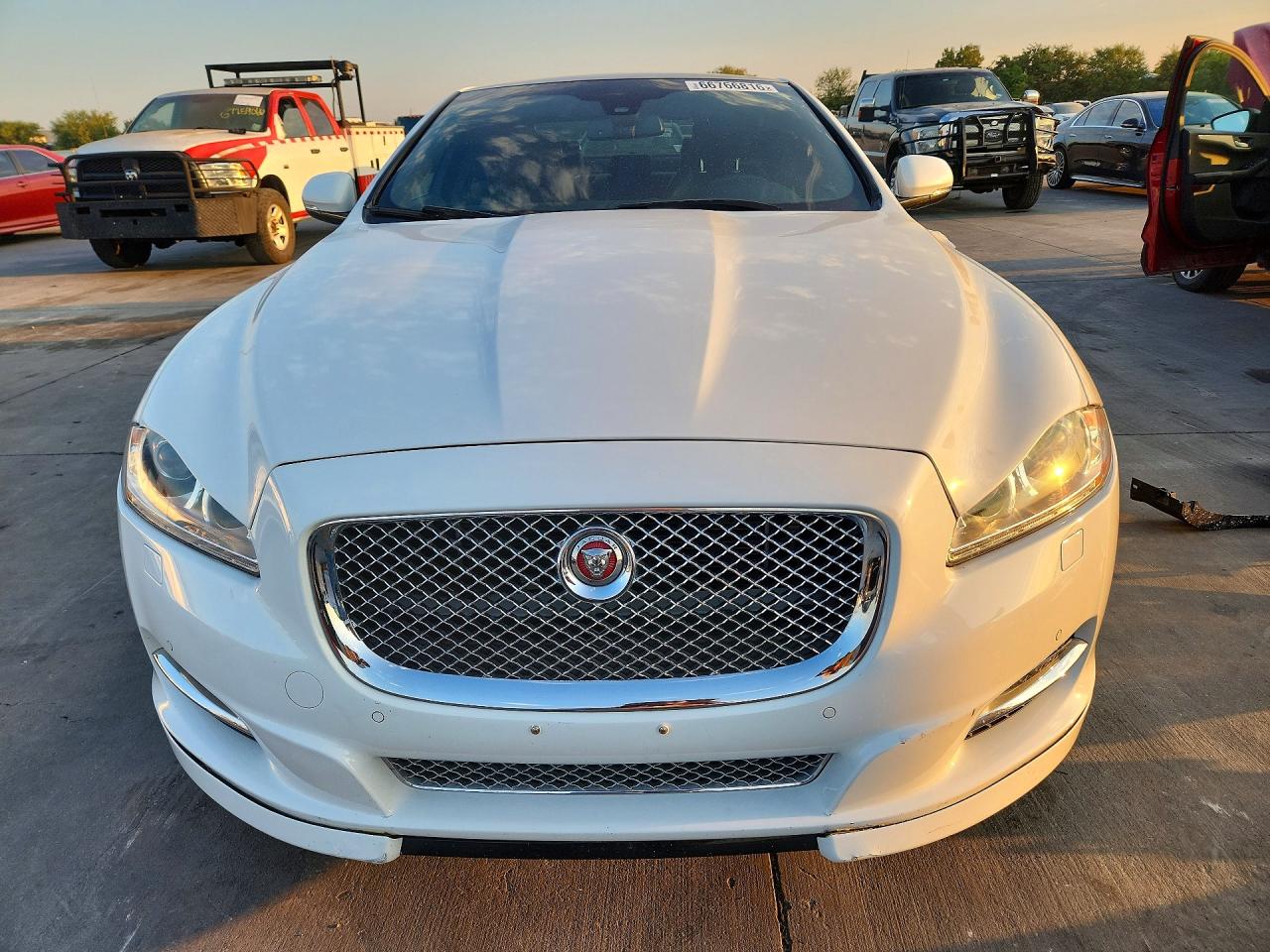 2015 Jaguar Xj VIN SAJWA1CZ8F8V86563 COPART salvage auction — Normal Wear, Ct - Clean Title, sold $1,600 on 2026-09-14 (photo 5)