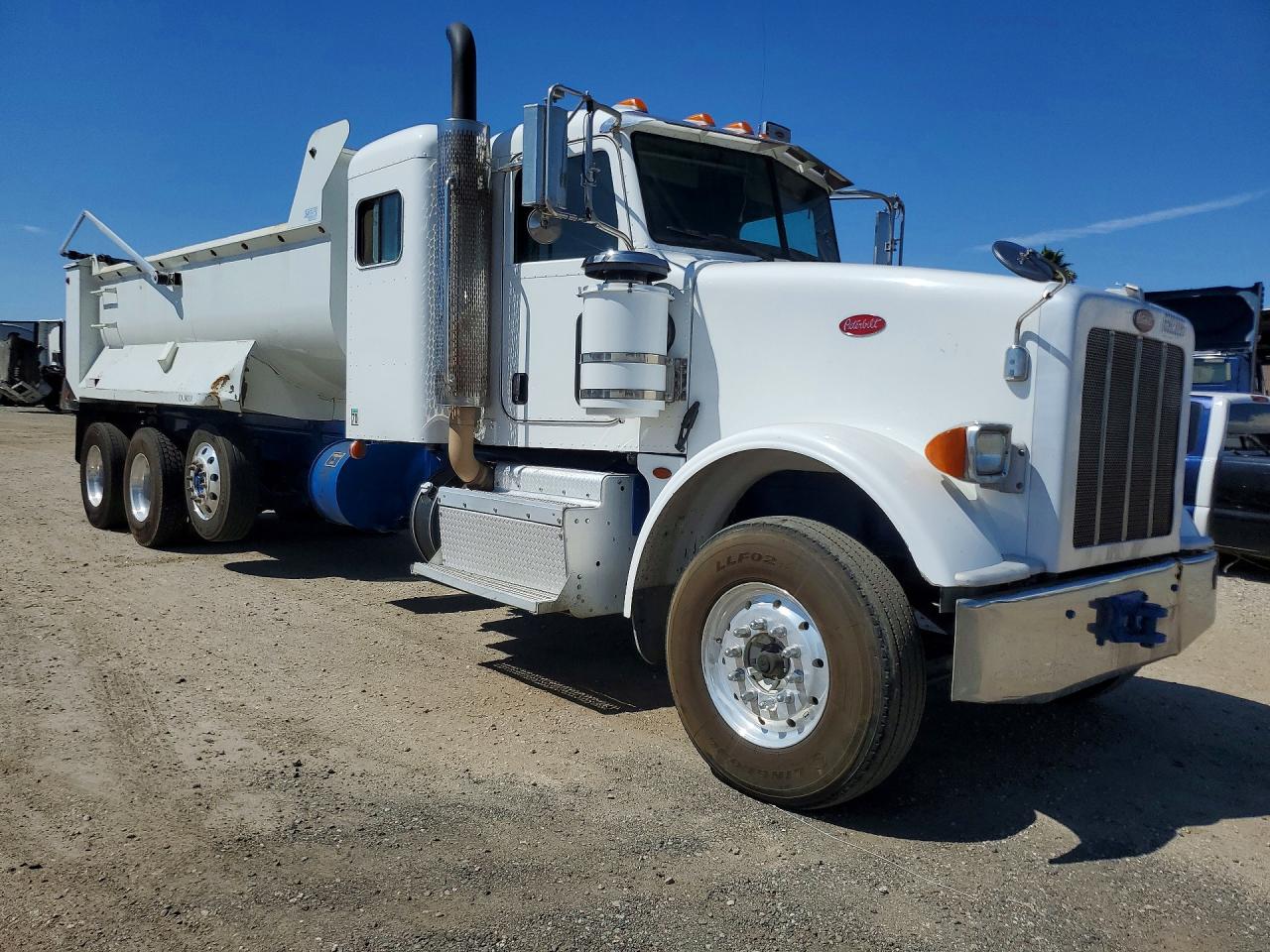 2011 Peterbilt All other VIN 1XPTD49X1BD117136 COPART salvage auction — Minor Dent/Scratches, CA - DIS/DLR/EXP ONLY CLEAN TITLE, sold $24,300 on 2026-10-09 (photo 4)