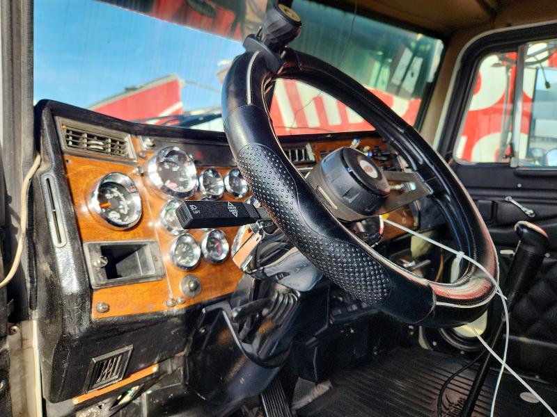 2000 Peterbilt All other VIN 1XP5DR9XXYD483689 COPART salvage auction — MINOR DENT/SCRATCHES, OH - CERTIFICATE OF TITLE, sold $10,200 on 2026-10-09 (photo 8)