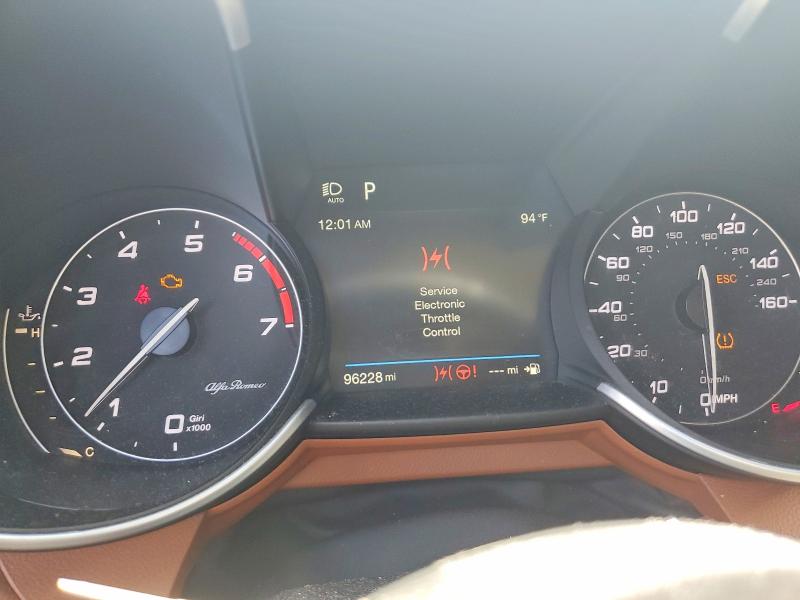 2017 Alfa romeo Giulia VIN ZARFAECN0H7553557 COPART salvage auction — MINOR DENT/SCRATCHES, Md - Certificate Of Title, sold $0 on 2026-09-29 (photo 9)