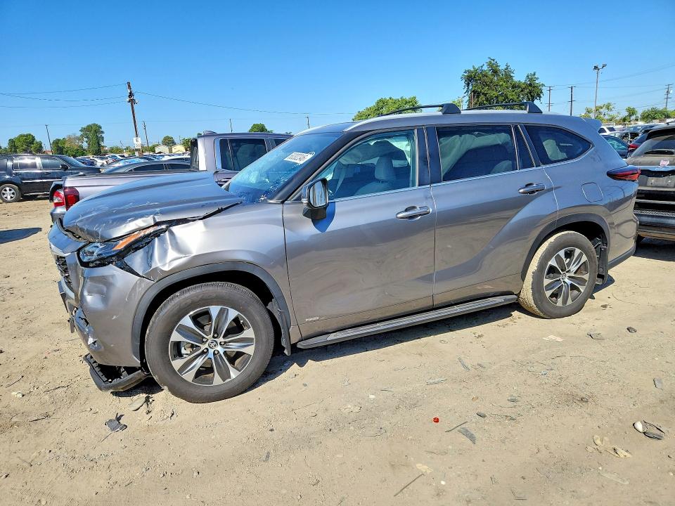2025 Toyota Highlander VIN 5TDKBRCH9SS665794 — COPART salvage auction photo
