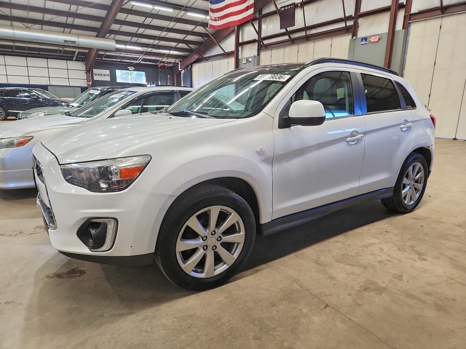 2015 Mitsubishi Outlander VIN 4A4AP4AU4FE047772 COPART salvage auction — MINOR DENT/SCRATCHES, Vt - Certificate Of Title, sold $1,900 on 2026-10-07 (photo 1)