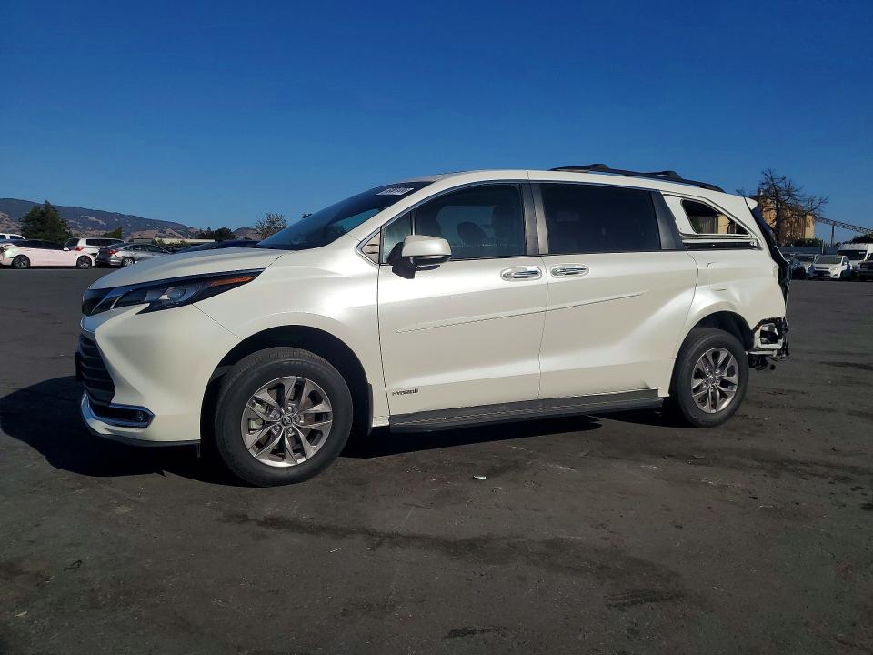 2021 Toyota Sienna VIN 5TDJRKEC5MS041171 — COPART salvage auction photo